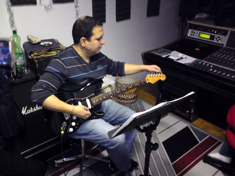 gincaconlastratocaster.jpg